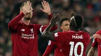 Penyerang Liverpool, Sadio Mane (kanan) berselebrasi setelah mencetak gol ke gawang Huddersfield Town dalam laga lanjutan Premier League 2018-19 pekan ke-36 di Anfield, Jumat (26/4). Bermain di kandang sendiri, Liverpool menang dengan skor telak 5-0.  (AP Photo/Jon Super)