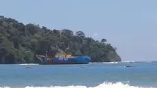 Kapal pencuri ikan incaran 13 negara diledakkan di Pangandaran. 