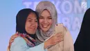 Peserta berswafoto dengan pemeran Ayat Ayat Cinta 2, Dewi Sandra pada acara Emtek Goes To Campus 2017 di Universitas Telkom, Bandung, Rabu (29/11). EGTC 2017 Bandung diadakan pada Selasa-Kamis, 28-30 November 2017. (Liputan6.com/Helmi Fithriansyah)
