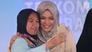Peserta berswafoto dengan pemeran Ayat Ayat Cinta 2, Dewi Sandra pada acara Emtek Goes To Campus 2017 di Universitas Telkom, Bandung, Rabu (29/11). EGTC 2017 Bandung diadakan pada Selasa-Kamis, 28-30 November 2017. (Liputan6.com/Helmi Fithriansyah)