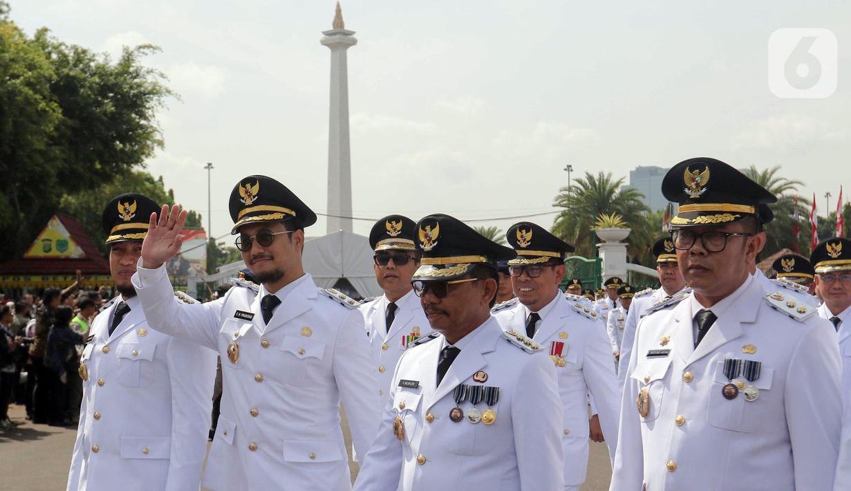 Keenam perwakilan kepala daerah ini secara simbolis menandatangani berita acara pelantikan. Dan kepada mereka juga akan disematkan tanda pangkat jabatan kepala daerah. (Liputan6.com/Herman Zakharia)