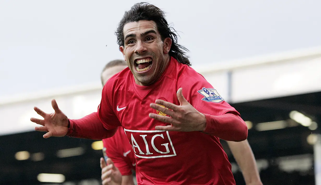 Carlos Tevez. Striker Argentina yang baru saja pensiun pada Juni 2022 bersama Boca Juniors ini dipinjam Manchester United dari West Ham pada awal musim 2007/2008 dengan biaya 12,7 juta euro. Dua musim bersama MU, ia mampu mempersembahkan 2 gelar juara Liga Inggris musim 2007/2008 dan 2008/2009 serta trofi Liga Champions 2007/2008. Ia total tampil dalam 99 laga di semua ajang bareng Setan Merah dengan torehan 34 gol dan 14 assist. (AFP/Paul Ellis)