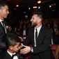 Lionel Messi (kanan) ucapkan selamat kepada Cristiano Ronaldo (Ben STANSALL / AFP)