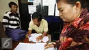 Warga saat mengisi formulir pendaftaran akte kelahiran dan e-KTP di Jakarta Timur, Senin (28/12). Proses pengurusan yang lebih mudah membuat warga membuat akte dan e-KTP jelang pergantian tahun. (Liputan6.com/Immnuel Antonius)