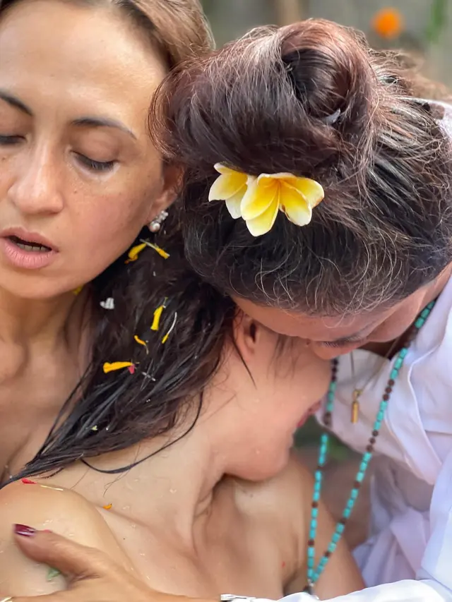 7 Potret Pevita Pearce saat Ritual di Bali, Jalani Penyembuhan Trauma