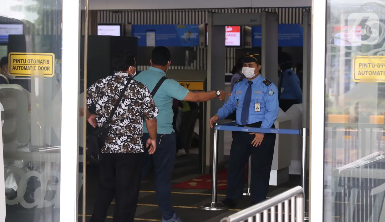 Petugas mengecek penumpang di area Terminal 1 Bandara Soekarno-Hatta, Tangerang, Banten, Jumat (1/4). Per 1 April 2022, PT Angkasa Pura II (Persero) mengaktifkan kembali Terminal 1 Bandara Soekarno Hatta untuk melayani keberangkatan dan kedatangan penumpang pesawat rute domestik. (Liputan6.com/Angga
