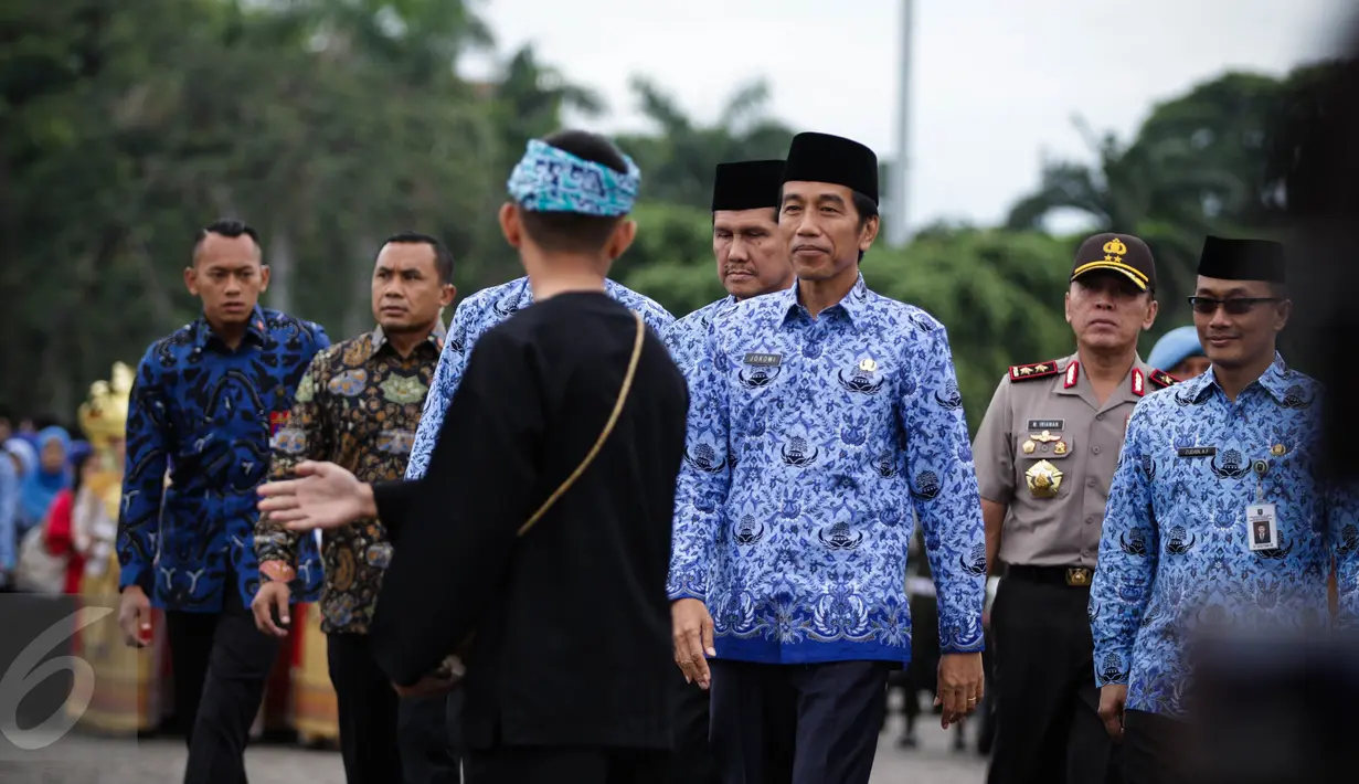 Presiden Joko Widodo (Jokowi) menghadiri upacara HUT ke-45 Korps Pegawai Republik Indonesia (Korpri) di Silang Monas, Jakarta, Selasa (29/11). Jokowi disambut oleh muda-mudi dari 34 provinsi. (Liputan6.com/Faizal Fanani)