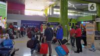 Suasana penumpang kereta api jarak jauh di Stasiun Gambir, Jakarta Pusat, Rabu (21/12/2022). Jelang Natal dan Tahun Baru PT KAI mengantisipasi cuaca ekstrem dan daerah rawan, Daop 1 Jakarta menyiapkan Alat Material Untuk Siaga (AMUS) yang ditempatkan di lokasi rawan apabila terjadi hambatan akibat cuaca ekstrem seperti banjir, amblesan dan tanah longsor. AMUS yang siapkan berupa batu balas, bantalan rel, pasir, karung, besi (untuk jembatan), alat penambat rel, dan alat berat lainnya. (Liputan6.com/Johan Tallo)