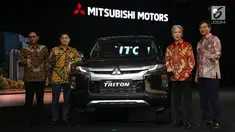 (Kiri-Kanan) Director of Sales & Marketing Division PT MMKSI Irwan Kuncoro, President Director of PT MMKSI Naoya Nakamura, Program Director of MMC Koichi Namiki, Director of Product Strategy Division PT MMKSI Ryoichi Inaba saat Mitsubishi Triton Tribute Night, Jakarta, (2/7). (Liputan6.com/HO/Yogi)