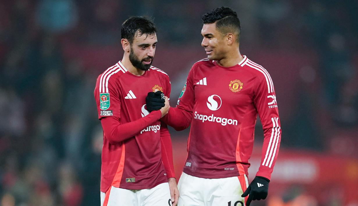Pemain Manchester United, Bruno Fernandes dan Casemiro, merayakan kemenangan atas Leicester City pada pertandingan babak 16 besar Carabao Cup di Stadion Old Trafford, Kamis (31/10/2024). (AP Photo/Dave Thompson)