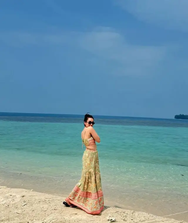 6 Potret Ayu Ting Ting liburan di Kepulauan Seribu ini tampak simpel, sandalnya ditaksir belasan juta