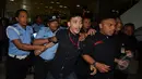 Aksi mahasiswa yang menggelar aksi di dalam Gedung Nusantara III segera diamankan Pamdal DPR, Jakarta, Selasa, (21/04/2015). Dalam aksinya mereka menolak pelemahan KPK melalui Perppu KPK. (Liputan6.com /Andrian M Tunay)