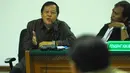 Sudjadnan Parnohadiningrat, didakwa melakukan tindak pidana korupsi Rp 4,570 miliar, dalam pelaksanaan kegiatan 12 pertemuan dan sidang internasional oleh Kemenlu selama 2004-2005. Rabu (28/5/14) (Liputan6.com/Miftahul Hayat)