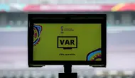 Monitor Video Assistant Referee (VAR) yang digunakan untuk me-review keputusan wasit dalam pertandingan Piala Dunia U-17 2023 terpampang di area keluar masuknya pemain ke lapangan Stadion Gelora Bung Tomo, Surabaya, Kamis (9/11/2023). (Bola.com/Bagaskara Lazuardi)