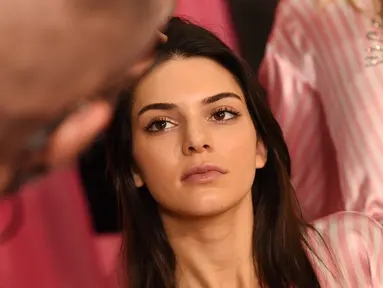 Model seksi Kendall Jenner saat dirias di belakang panggung sebelum tampil dalam acara Victoria Secret Fashion Show 2015 di Lexington Armory, New York, Selasa (10/11/2015). (Dimitrios Kambouris/Getty Images untuk Victoria Secret /AFP)