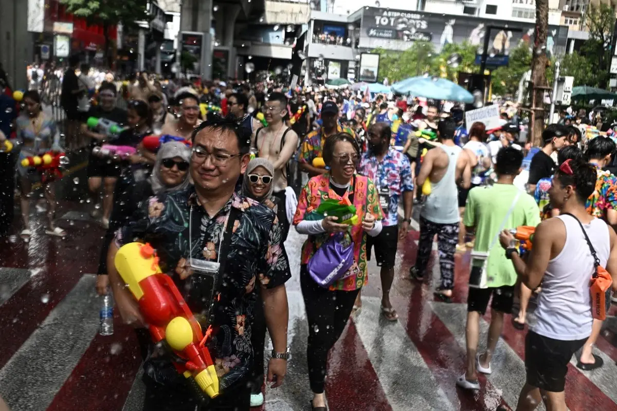 Rupa-rupa Liburan Songkran Thailand, dari Imbauan soal Risiko Tenggelam hingga Warlok Malah Melancong ke China