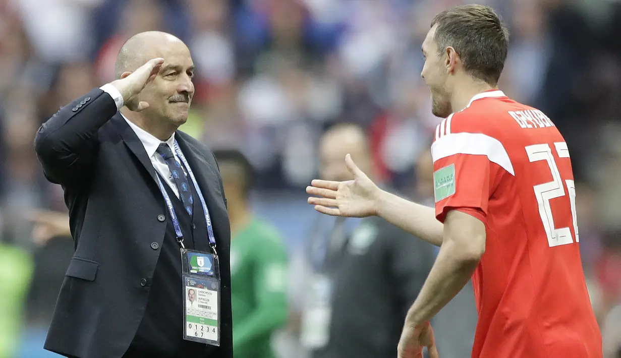 Pelatih Rusia, Stanislav Cherchesov (kiri) memberikan hormat kepada Artyom Dzyuba saat laga melawan Arab Saudi  pada laga grup A Piala Dunia 2018 di Luzhniki stadium, Moskow, Rusia, (14/6/2018). Rusia menang 5-0. (AP/Matthias Schrader)