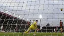 Pemain Liverpool, Mohamed Salah (kiri) mencetak gol kedua timnya ke gawang Bournemouth dalam laga lanjutan Liga Inggris 2024/2025 di Vitality Stadium, Bournemouth, Inggris, Sabtu (02/02/2025). (AFP/Glyn Kirk)