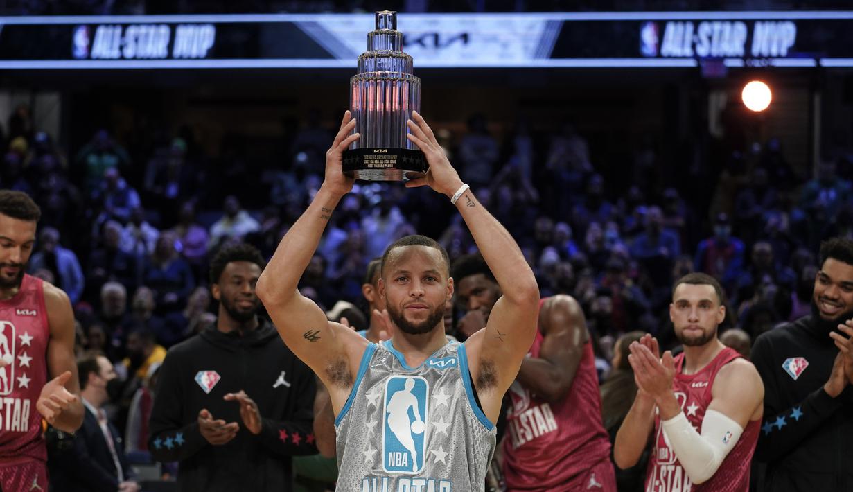 Stephen Curry dari Tim Lebron yang mengoleksi total 50 poin, dimana 48 poin di antaranya dihasilkan dari 16 kali lemparan 3 angka yang sukses dari 27 kali percobaan terpilih menjadi MVP dalam laga NBA All-Star Game 2022. (AP/Charles Krupa)