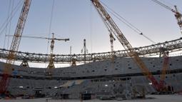 Foto pada 16 Februari 2020 menunjukkan pemandangan dalam Stadion Lusail, salah satu stadion Piala Dunia FIFA 2022, di Lusail, Qatar. Pemasangan rangka baja utama Stadion Lusail, yang dibangun oleh China Railway Construction Corporation (CRCC), selesai pada Minggu (16/2). (Xinhua/Nikku)