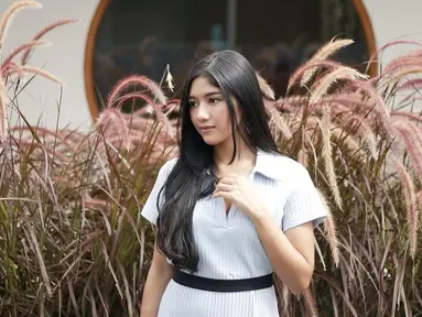 Erina Gudono lahir di Philadelphia, Pennsylvania, Amerika Serikat, 11 Desember 1996. Artinya perempuan cantik ini masih berusia 25 tahun. Penampilan Erina Gudono selalu curi perhatian seperti saat pakai outfit putih yang membuatnya kian memesona. (Liputan6.com/IG/@erinagudono)