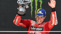 Marc Marquez saat naik podium MotoGP Catalunya 2025. (Lluis GENE / AFP)