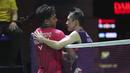 Pebulutangkis Tunggal Putra Indonesia, Chico Aura Dwi Wardoyo bersalaman dengan Angus Ng Ka Long dari Hong Kong usai pertandingan semifinal Indonesia Masters 2023 di Istora Senayan, Jakarta, Jumat (27/1/2023). Chico Aura melangkah ke final Indonesia Masters 2023 usai menang 17-21, 27-25, 22-20 dalam waktu 83 menit. (AP Photo/Tatan Syuflana)