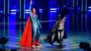 Aksi Aktor Dwayne Johnson (kiri) dan Kevin Hart saat menjadi pembawa acara MTV Movie Awards 2016  di Warner Bros Studios, California, (9/4).Acara yang digelar 10 april kemarin membawa suasana mewah, lucu dan luar biasa. (CHRISTOPHER POLK/AFP)   