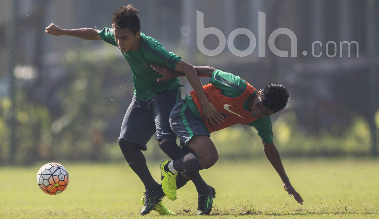 Gelandang Barito Putera, Paulo Sitanggang, berebut bola dengan gelandang PSM, Asnawi Bahar, saat mengikuti seleksi Timnas Indonesia U-22 di Lapangan SPH Karawaci, Banten, Kamis (9/3/2017). (Bola.com/Vitalis Yogi Trisna)