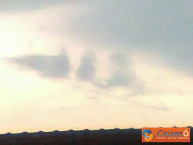 Citizen6, Cilacap: Sebelum tangki Pertamina meledak di sabtu dini hari dan gempa bumi terjadi di cilacap. Jumat sore terdapat awan berbentuk lafaz Allah di langit Cilacap.