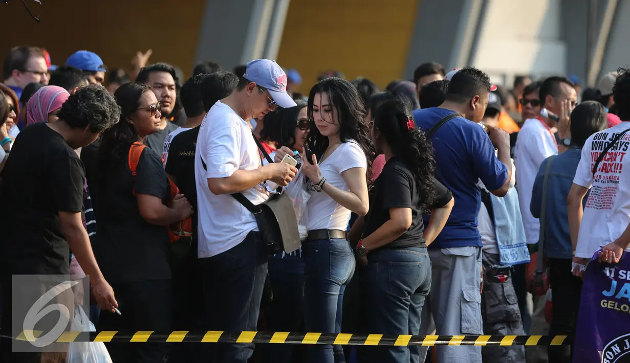 Para penggemar Bon Jovi rela antri untuk bisa menyaksikan idola mereka beraksi di SUGBK, Jakarta, Jumat (11/9/2015). (Liputan6.com/Faizal Fanani)