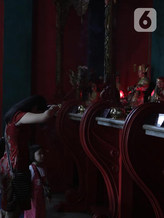 Warga keturunan Tionghoa melakukan sembahyang Tahun Baru Imlek 2571 di Klenteng Kong Miao, Taman Mini Indonesia Indah, Jakarta Timur, Sabtu (25/1/2020). Perayaan imlek tahun ini merupakan tahun Tikus Logam yang melambangkan kesuburan dan kekayaan dan waktu yang baru. (Liputan6.com/Herman Zakharia)