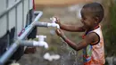 Seorang anak saat etnis Rohingya mengambil air di tempat penampungan, Kuala Langsa, Aceh (25/5/2015). Berdasarkan data pemerintah, pengungsi Rohingya dan Bangladesh yang berada di Aceh jumlahnya 1.759 orang. (Reuters/Nyimas Laula)