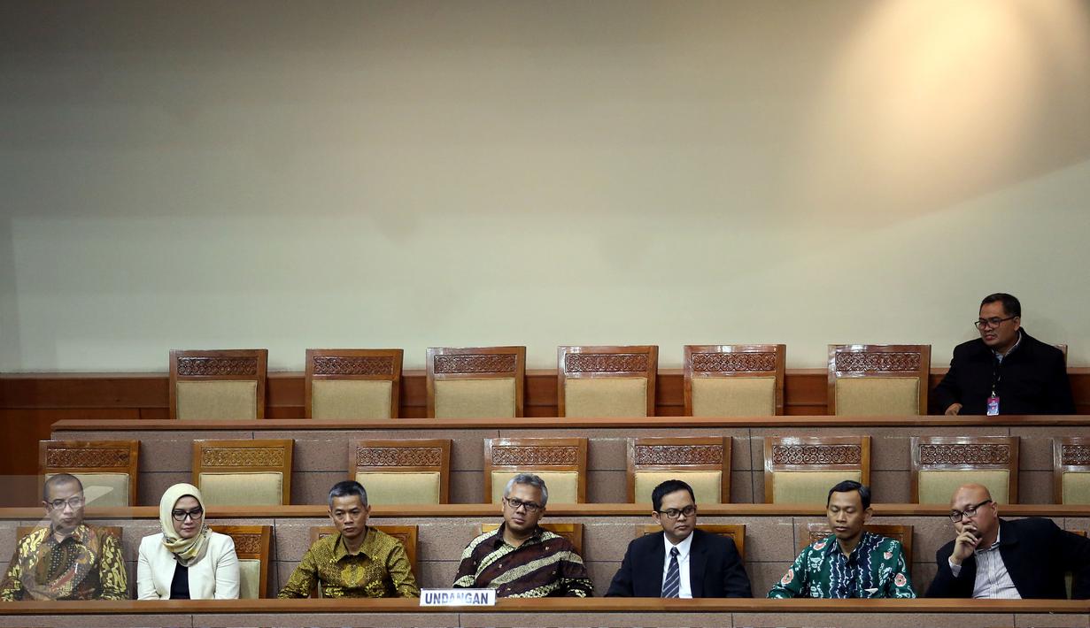 Tujuh komisioner KPU yang lulus uji kelayakan dan kepatutan diperkenalkan dalam Rapat Paripurna DPR, di Komplek Parlemen, Senayan, Jakarta, Kamis (6/4). Rapat paripurna ini membahas pengesahan anggota KPU dan Bawaslu terpilih. (Liputan6.com/Johan Tallo)