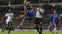 Striker Chelsea, Diego Costa, melakukan tendangan salto saat melawan Tottenham pada laga Liga Inggris di Stadion White Hart Lane, Inggris, Rabu (4/1/2017). Chelsea kalah 0-2 atas Tottenham. (AFP/Adrian Dennis)
