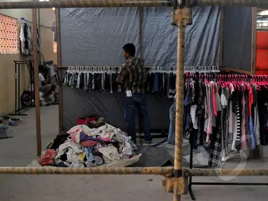 Para pedagang mulai memindahkan barang dagangannya di Tempat Penampungan Sementara (TPS) Pasar Senen Blok III, Jakarta, Sabtu (7/2/2015). (Liputan6.com/Johan Tallo)
