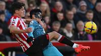 Gelandang Brentford, Christian Norgaard (kiri) berebut bola dengan striker Tottenham Hotspur, Son Heung-min pada laga Liga Inggris 2022/2023 di Gtech Community Stadium, London (26/12/2022). Christian Norgaard didatangkan Brentford dari Fiorentina pada awal musim 2019/2020 dengan nilai transfer 3,5 juta euro saat The Bees masih berkompetisi di Championship. Musim 2022/2023 ini ia telah tampil dalam 14 laga di Liga Inggris dengan torehan 1 gol dan 3 assist. (AFP/Ben Stansall)