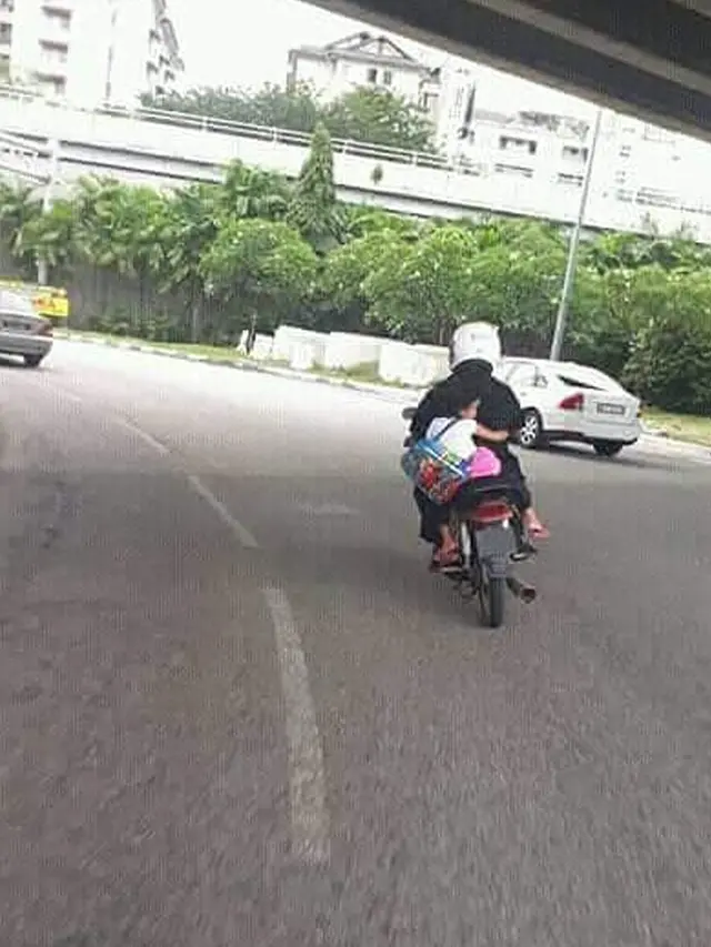 Hanya di Indonesia, 7 Tingkah Nyeleneh Anak Dibonceng Motor Bikin Ngelus Dada