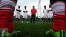 Presiden Persija, Ferry Paulus (tengah) memberikan arahan jelang latihan di NYTC Sawangan, Depok, Jumat (4/12/2015). Latihan ini persiapan memasuki babak delapan besar Piala Jenderal Sudirman. (Liputan6.com/Helmi Fithriansyah)