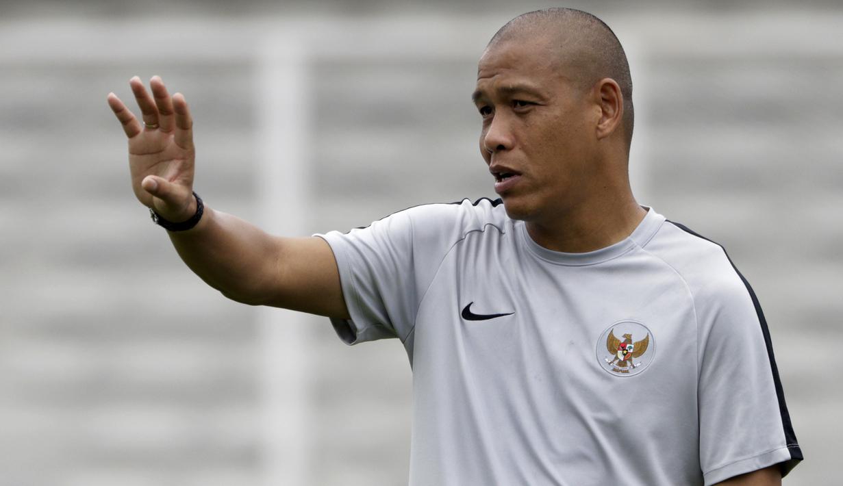 <p>Asisten pelatih Timnas Indonesia U-22, Nova Arianto, memberikan arahan saat latihan di Stadion Madya Senayan, Jakarta, Selasa (22/1). Latihan ini merupakan persiapan jelang Piala AFF U-22. (Bola.com/Yoppy Renato)</p>