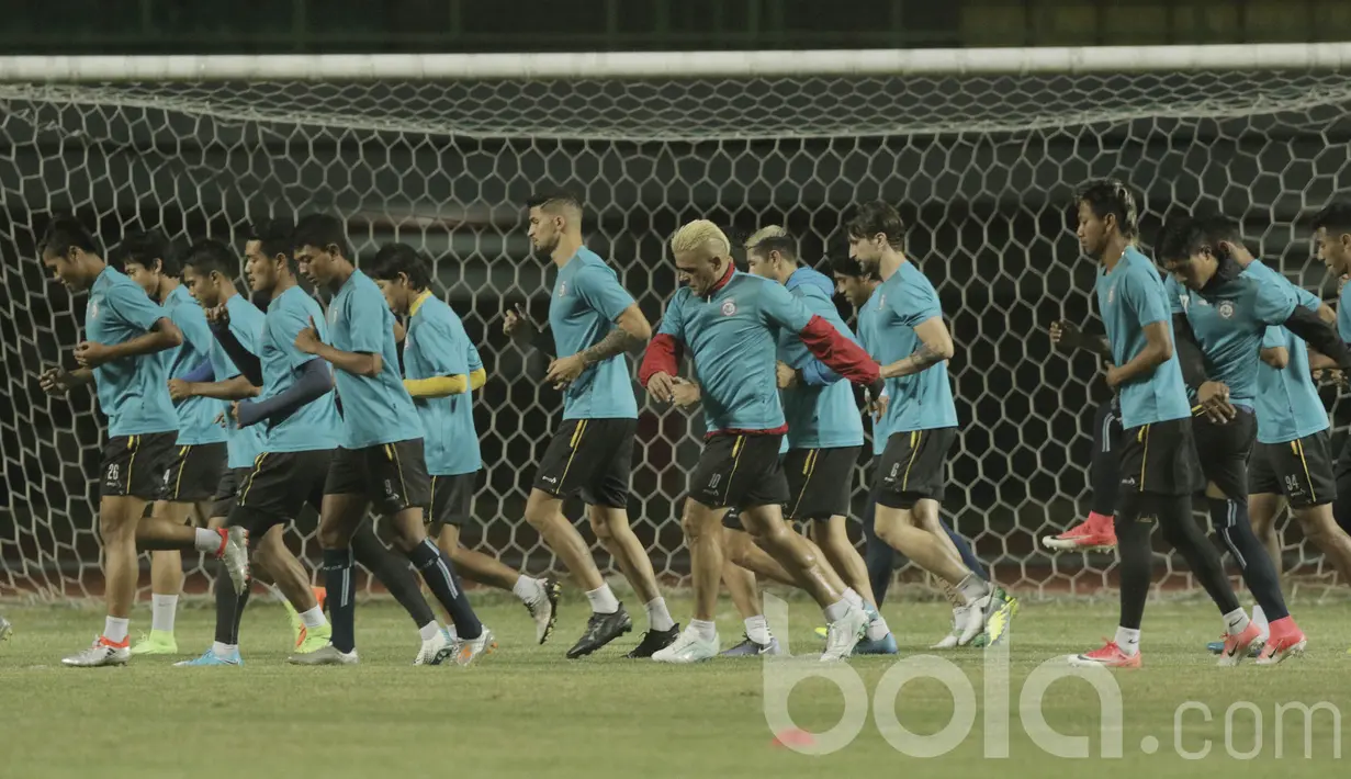 Sejumlah pemain Arema saat menggelar latihan jelang lawan Persija di Stadion Patriot, Bekasi,Rabu, (31/05/2017). Arema siap mencuri poin di kandang Persija.  (Bola.com/M Iqbal Ichsan)
