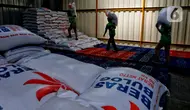 Pekerja memindahkan beras ketika bongkar muat beras bulog di gudang PT Food Station Tjipinang Jaya, Jakarta Timur, Jumat (3/2/2023). Untuk menstabilisasi Pasokan dan Harga Pangan (SPHP), Perum BULOG akan menyaluran beras SPHP di Pasar Induk Beras Cipinang dari 13 ribu menjadi 30 ribu ton,dengan harga paling tinggi sebesar Rp. 8.900. (Liputan6.com/Angga Yuniar)