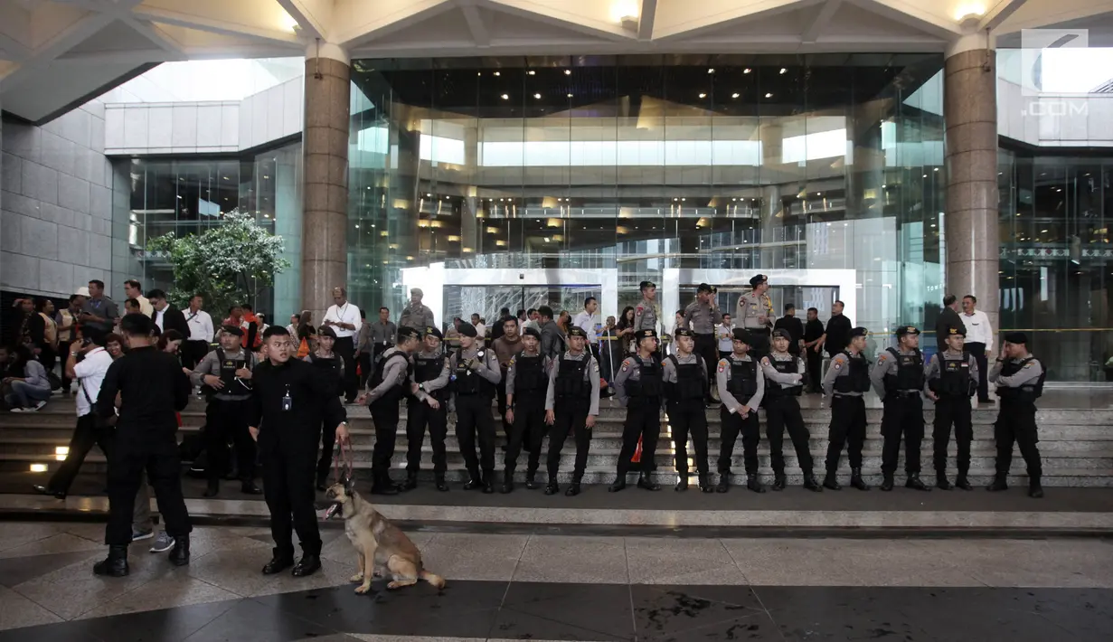 Petugas kepolisian mengerahkan anjing pelacak untuk berjaga di sekitar lokasi Gedung BEI, Jakarta, Senin (15/1). Seluruh pegawai diminta keluar dari gedung BEI pascainsiden tersebut. (Liputan6.com/Arya Manggala)