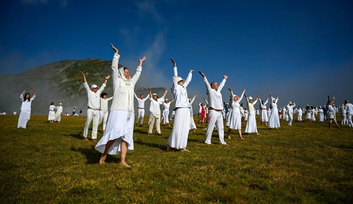 Anggota gerakan keagamaan internasional Persaudaraan Putih melakukan ritual tarian di puncak Gunung Rila, dekat Danau Babreka, Bulgaria, 19 Agustus 2021. Para anggota menampilkan tarian meditasi khusus yang dikenal sebagai "paneurhythmy". (NIKOLAY DOYCHINOV/AFP)