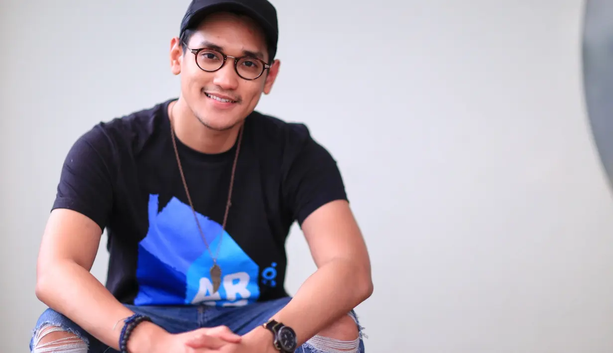 Duet bareng idola ini merupakan tantangan tersendiri bagi penyanyi 27 tahun itu. Apalagi ini pertama kalinya. Beruntung sosok Harvey yang rendah hati bisa membuatnya nyaman. (Adrian Putra/Bintang.com)