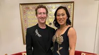 Zuckerberg dengan Dragonfly Applique Blazer, long pants, dan Dragonfly Embellished loafers dari Alexander McQueen. Begitu juga dengan sang istri yang mengenakan Gold Rose Embroidery Dress dari merek yang sama. [@zuck@priscillachan]