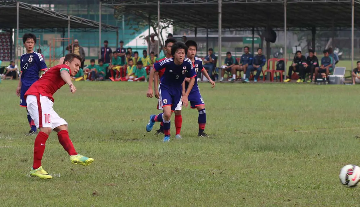 Egi Maulana saat mencetak gol pertama melalui penalti dalam ujicoba melawan Jepang U16 di Lapangan Padepokan Voli Indonesia di Sentul, Bogor, Jawa Barat. Selasa (15/4). 
