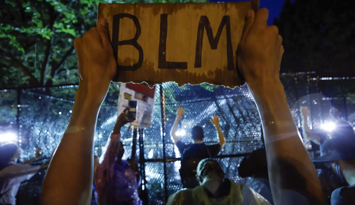 Demonstran memprotes atas kematian George Floyd di dekat Gedung Putih di Washington, AS (4/6/2020). George Floyd, seorang pria kulit hitam meninggal setelah ditahan oleh petugas kepolisian Minneapolis pada 25 Mei. (AP Photo/Alex Brandon)