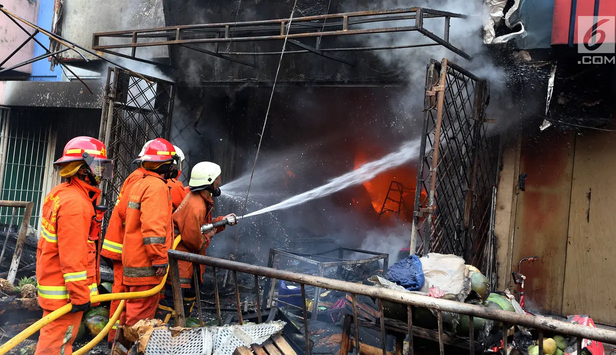 Sebuah toko terbakar di Pasar Kebayoran Lama, Jakarta, Selasa (13/6). Kebakaran yang melanda ruko tersebut belum diketahui penyebabnya. (Liputan6.com/Johan Tallo)