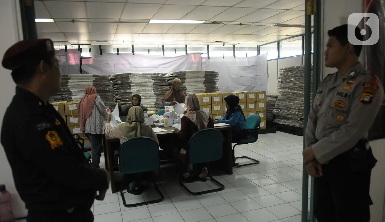 Proses penyortiran dan pelipatan surat suara Pemilu 2024 diawasi langsung petugas Bawaslu Kepulauan Seribu dan Polres Kepulauan Seribu. (merdeka.com/Imam Buhori)